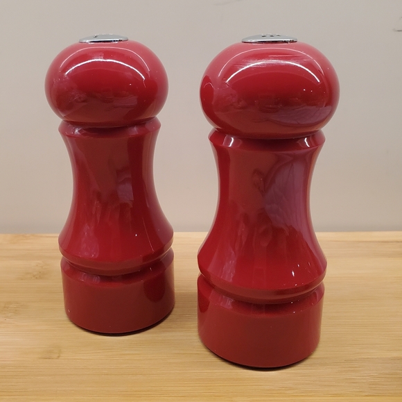 OLDE THOMPSON Red Salt & Pepper Shakers 'Victoria' Design Opaque Silver Accent - Picture 5 of 7